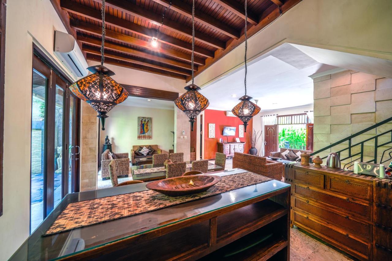De Cinta Villa - Kuta - 5 Bedrooms - Heart Of Kuta ภายนอก รูปภาพ